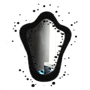 Miroir dans son cadre orné de perles d’obsidienne